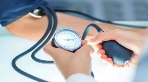 العلاقة بين ارتفاع ضغط الدم عند الوقوف واحتمالية الإصابة بالنوبات القلبية والسكتة الدماغية.