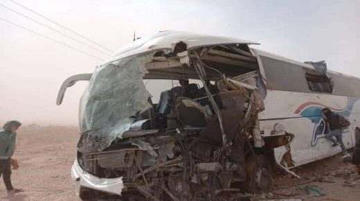 اصطدام شاحنة بحافلة ركاب بسبب عواصف رملية