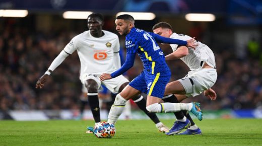 LONDON, ENGLAND - FEBRUARY 22: Hakim Ziyech of Chelsea is challenged by Sven Botman of Lille OSC during the UEFA Champions League Round Of Sixteen Leg One match between Chelsea FC and Lille OSC at Stamford Bridge on February 22, 2022 in London, England. (Photo by Shaun Botterill/Getty Images)