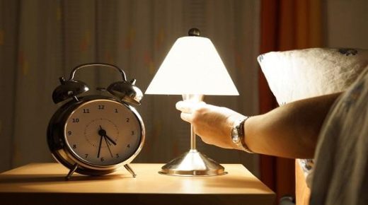 ما العلاقة بين البيئة المظلمة أثناء النوم ومخاطر الإصابة بأمراض القلب والسكري.
