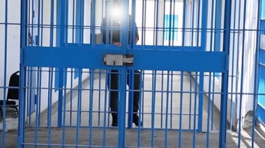 إدارة السجن المحلي بالناظور تنفي الادعاءات المروجة بخصوص “تعريض سجين للسب والقذف والتعذيب الجسدي” .