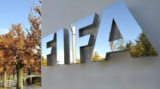 فيفا يعلن أن اللاعبين والمدربين الأجانب في البطولتين الروسية والأوكرانية بإمكانهم “فسخ” عقودهم من طرف واحد