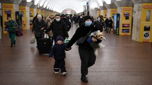 السلطات البريطانية تعلن عن برنامج جديد يسمح للبريطانيين باستقبال لاجئين فارّين من الحرب في منازلهم.