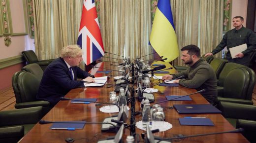 TOPSHOT - This handout picture taken and released on April 9, 2022 by Ukrainian Presidential Press Service shows Ukrainian President Volodymyr Zelensky (2R) speaking with British Prime Minister Boris Johnson (L) during their meeting in Kyiv. British Prime Minister Boris Johnson paid an unannounced visit to Kyiv on April 9, 2022 in a "show of solidarity" with Ukraine a day after a missile strike killed dozens at a railway station in the country's east. - RESTRICTED TO EDITORIAL USE - MANDATORY CREDIT "AFP PHOTO / UKRAINIAN PRESIDENTIAL PRESS SERVICE " - NO MARKETING NO ADVERTISING CAMPAIGNS - DISTRIBUTED AS A SERVICE TO CLIENTS (Photo by Stringer / UKRAINIAN PRESIDENTIAL PRESS SERVICE / AFP) / RESTRICTED TO EDITORIAL USE - MANDATORY CREDIT "AFP PHOTO / UKRAINIAN PRESIDENTIAL PRESS SERVICE " - NO MARKETING NO ADVERTISING CAMPAIGNS - DISTRIBUTED AS A SERVICE TO CLIENTS