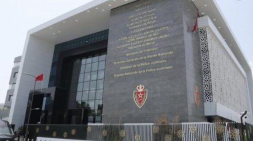 متابعة مشتبهين لتورطهم في قضية تتعلق بالنصب والاحتيال والتزوير واستعماله في فواتير تتعلق بتلقي العلاجات الطبية.