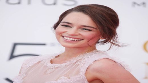 إميليا كلارك تطلب من متابعيها عبر صفحتها على فيس بوك التوقف عن إرسال كوميك “فى رمضان”.