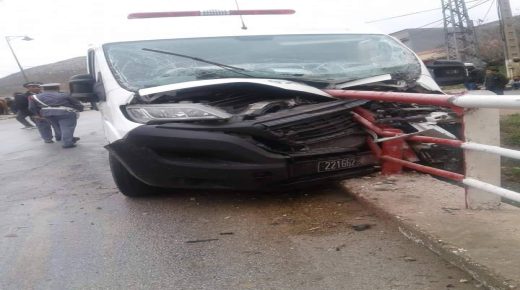 ياربي السلامة…حادثة سير بين سيارة إسعاف وسيارة خفيفة بمدخل مدينة بولمان