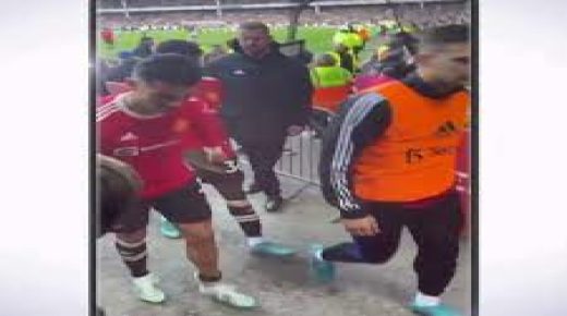 النجم البرتغالي كريستيانو رونالدو يعلق على واقعة “اعتدائه” على طفل مشجع لإيقرتون