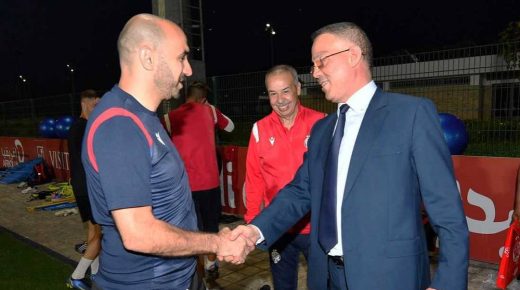 فوزي لقجع داخل أرضية الملعب لمشاركة لاعبي الوداد البيضاوي الفرحة