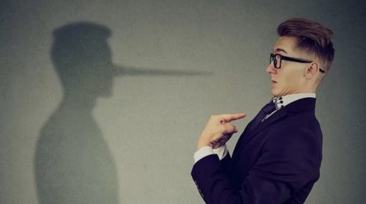 7 علامات تدل على أن الشخص الذي أمامك يكذب
