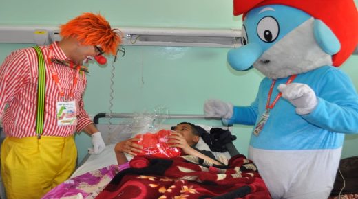 جمعية شباب أجي نتطوعو بوجدة تُدْخٍلُ الفرحة على الأطفال المرضى بالمستشفى الجامعي