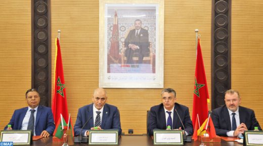 وزير العدل يجري مباحثات مع وفد قضائي موريتاني حول سبل تعزيز التعاون القضائي بين البلدين.