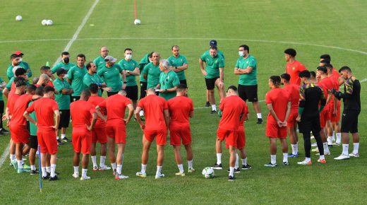 لاعبو المنتخب الوطني يشرعون في لتوتفد على مركب محمد السادس