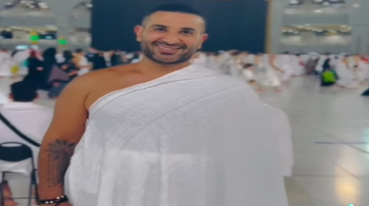 أحمد سعد يتعرض للانتقادات من قبل متابعيه أثناء تأديته مناسك العمرة وعلى يده وشم