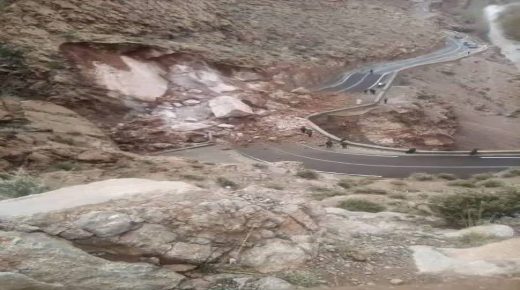 تيزي نتيشكا : انهيار صخري يعيق حركة السير لساعات