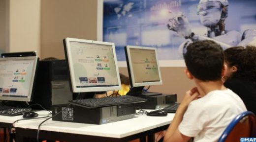 ورشات تحسيسية بمعرض الكتاب لتوعية الأطفال بضرورة الاستخدام الآمن للتكنولوجيا الرقمية.
