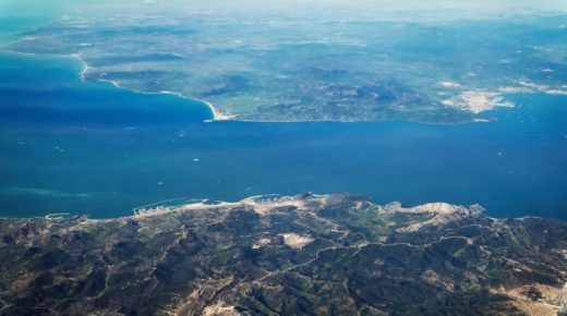 ثلاثة سباحين يقطعون  مضيق جبل طارق بين جنوبي اسبانيا وشمالي المغرب سباحة بالتناوب.