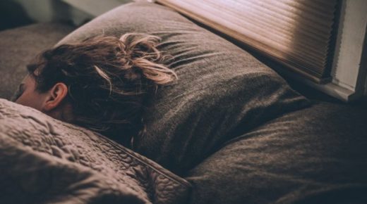 باحثون يحذرون من القيلولة لتفادي الإصابة بالخرف وألزهايمر عند التقدم في العمر.