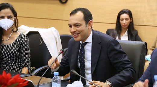 يونس سكوري يدافع عن السياسات الحكومية المتعلقة بالنهوض بوضعية الطبقة المتوسطة.