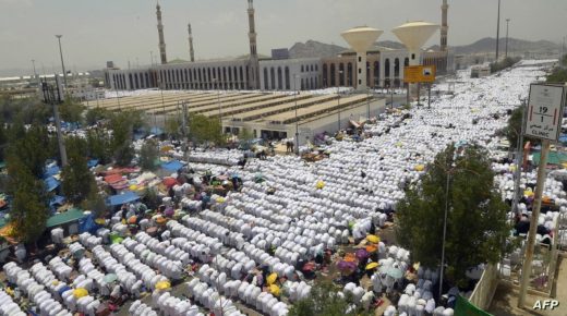 Muslim pilgrims pray at Mount Arafat, also known as Jabal al-Rahma (Mount of Mercy), southeast of the Saudi holy city of Mecca, as the climax of the Hajj pilgrimage approaches on August 10, 2019. - Arafat is the site where Muslims believe the Prophet Mohammed gave his last sermon about 14 centuries ago after leading his followers on the pilgrimage. The ultra-conservative kingdom, which is undergoing dramatic social and economic reforms, has mobilised vast resources for the six-day journey, one of the five pillars of Islam. (Photo by FETHI BELAID / AFP)