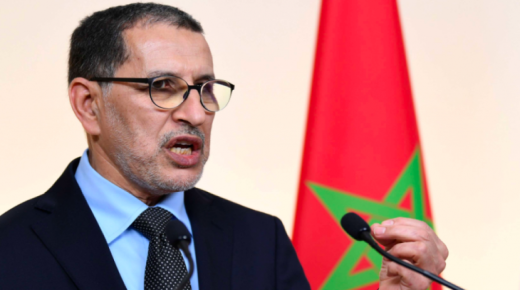 سعد الدين العثماني مع التقريرالذي سلمه والي بنك المغرب