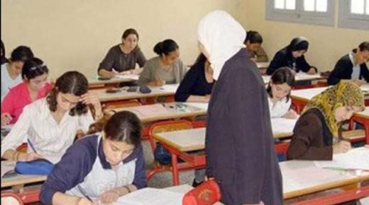 سيدة في السبعينيات من عمرها تحصل على شهادة الباكالوريا.