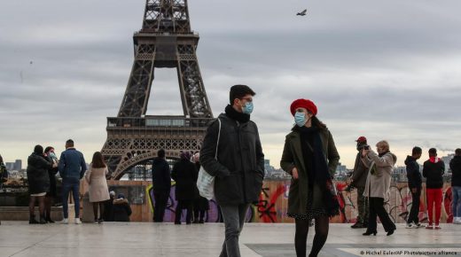 فرنسا تدعو للعودة إلى ارتداء الكمامات بسبب الارتفاع الهائل في إصابات كورونا.