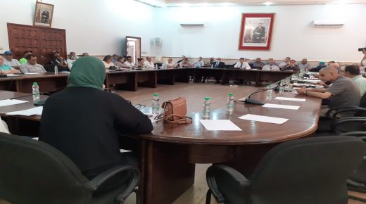 تازة: مجلس جماعة تازة يصادق على عدد من الإتفاقيات الرياضية والخيرية في دورة إستثنائية.