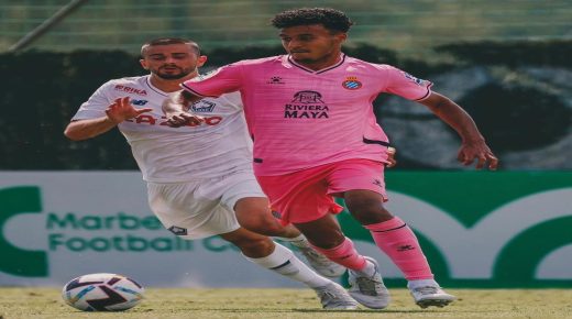 الدولي المغربي عمر الهلالي يخوض أول مباراة له مع ناديه اسبانيول الغريم التقليدي لبرشلونة.