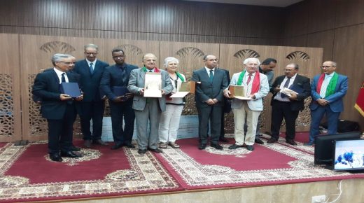 جامعة القاضي عياض: تسليم الجائزة الوطنية للدراسات والأبحاث حول دينامية المجال الصحراوي في صنف الأطروحات والكتب