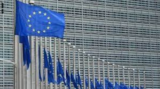 المفوضية الأوروبية تحذر دول الاتحاد من احتمال تدفق جديد للمهاجرين بسبب أزمة الغذاء وارتفاع أسعار الوقود في العالم.