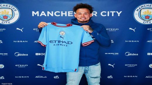 مانشستر سيتي يعلن عن التوقيع مع لاعب وسط ليدز يونايتد كالفن فيليبس.