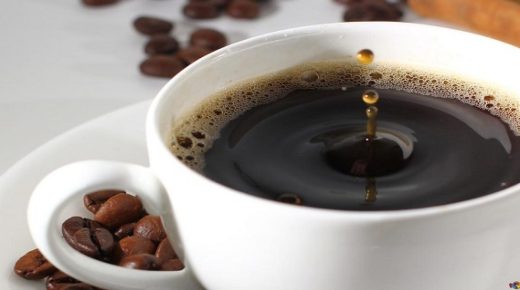 تناول القهوة قبل التسوق مرتبط بإنفاق الناس وقد يؤدي إلى زيادة الإنفاق.