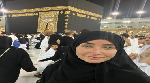 هنا الزاهد تؤدي مناسك العمرة بالأراضي المقدسة