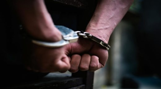 الامن يوقف شخص بسبب حيازة وترويج مخدر الكوكايين