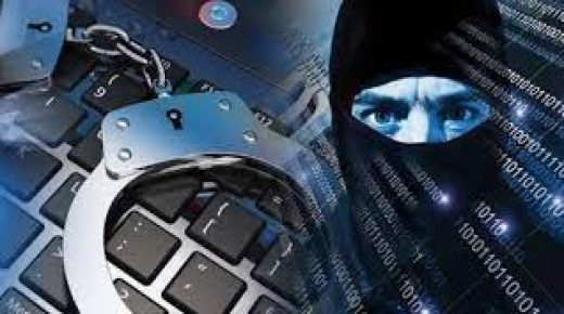 توقيف ثلاثة أشخاص يشتبه في ارتباطهم بشبكة إجرامية تنشط في الجريمة المعلوماتية