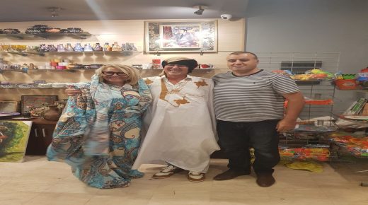 رئيس مجموعة فرنسية يرتدي الوي الصحراوي