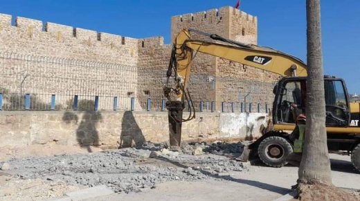 السلطة المحلية بمدينة آسفيا تهدم أساسات مراحيض كشك للتنمية الثقافية والسياحية أمام المعلمة التاريخية “قصر البحر” حفاظا عليها