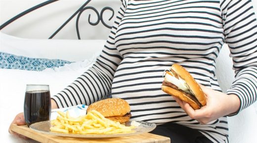 الأطعمة فائقة المعالجة التي تتناولها الأمهات في فترة الحمل قد تؤثر سلبا على الأطفال