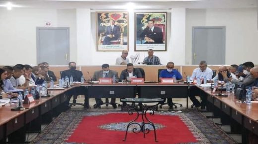 رئيس المجلس الجماعي لتاوريرت يضع حافلة لنقل المصابين بمرضى السرطان والقصور الكلوي رهن اشارتهم بالمجان