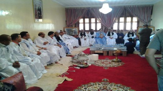 شيوخ القبائل الصحراوية بالعيون ينظمون زيارة لإقامة الحاج “براهيم الرشيد” من أجل تهنئته.