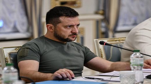 الرئيس الأوكراني فولوديمير زيلينسكي يتعهد بالنصر على روسيا وتحرير بلاده.