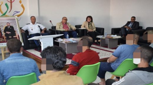 الروائي رضوان أيار يعقد لقاء حواريا مفتوحا مع نزيلات ونزلاء السجن ببني ملال