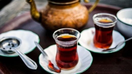 العلماء يحذرون من تناول بعض الأطعمة عند شرب الشاي