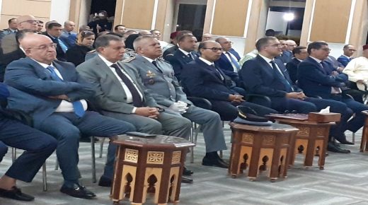 تازة: عامل الإقليم يترأس مراسيم الإنصات للخطاب الملكي السامي بمناسبة عيد المسيرة الخضراء.
