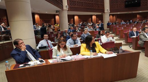 لجنة المالية والتنمية الاقتصادية تصادق بالأغلبية على مشروع قانون المالية