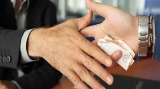أمن مراكش يوقف موظفا من أجل تلقي مبلغ مالي على سبيل الرشوة