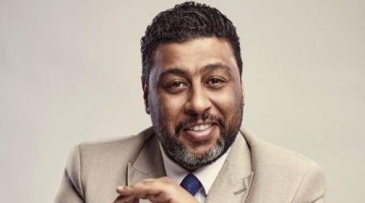 محمد جمعة يشيد بمشاركة مطرب الراب المصرى ويجز فى ختام كأس العالم