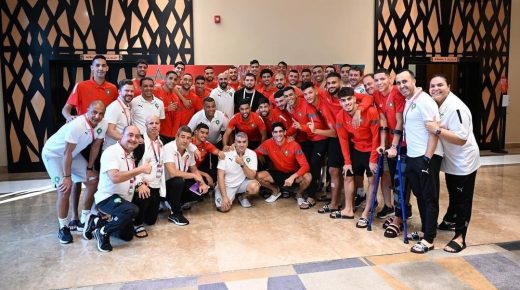 البطل العالمي في رياضة MMA يزور المنتخب الوطني في مقره