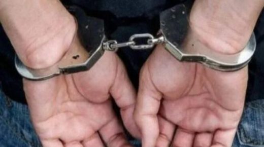عناصر الشرطة بسطات توقف شخصا للاشتباه في تورطه في قضية تتعلق بالحيازة والاتجار في المخدرات.
